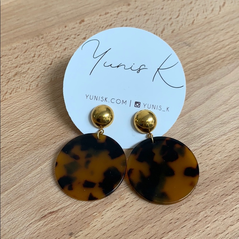 Tortoise Shell Round Earrings - Picture 3 of 3